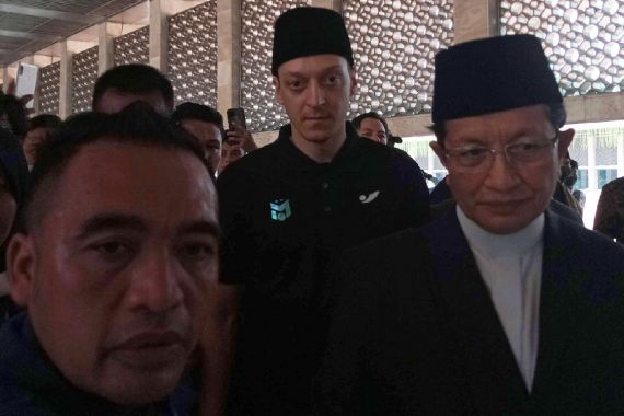 Ini Momen Mesut Ozil Salat Jumat di Masjid Istiqlal