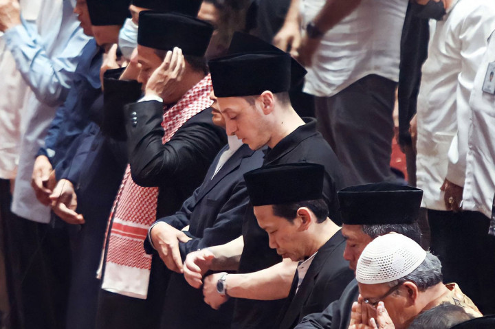 Momen Mesut Ozil Salat Jumat di Masjid Istiqlal