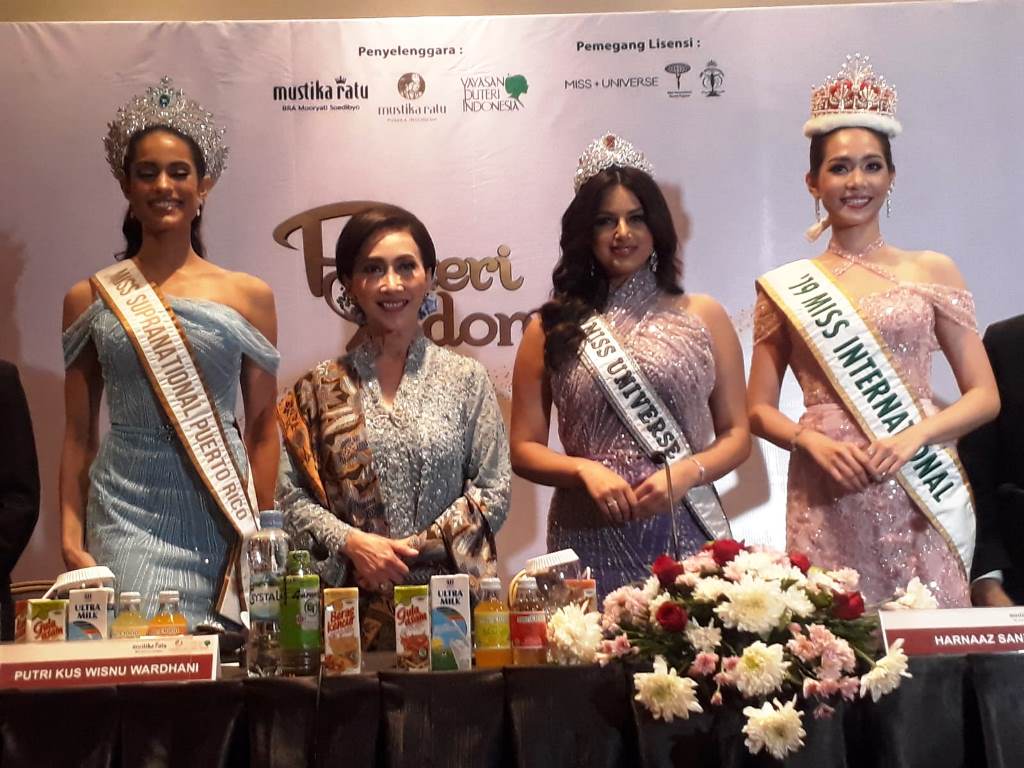 Dari kiri-kanan: 1st Runner Up Miss Supranational 2021, Karla Guilfu Acevedo (Puerto Riko), anggota Watimres dan sebagai Dewan Penasihat Yayasan Puteri Indonesia Putri Kus Wisnu Wardani, Miss Universe 2021, Harnaaz Sandhu (India), dan Miss International 2