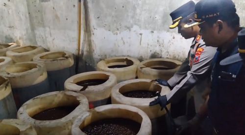 Polisi Bongkar Pabrik Miras Berkedok Pengolahan <i>Hand Sanitizer</i> di Madiun