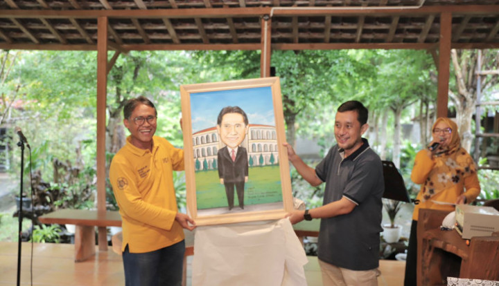 Perpisahan Rektor UGM, Tulisan di Pigura Kenang-kenangan Bikin Panut Mulyono Tersenyum