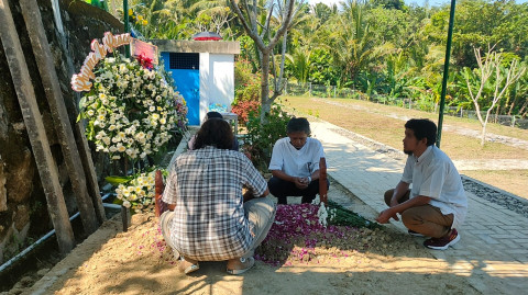 Puluhan Peziarah Datangi Makam Buya Syafii di Kulon Progo