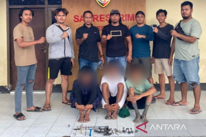 Asyik Rakit Senjata Tajam, 3 Remaja Ditangkap