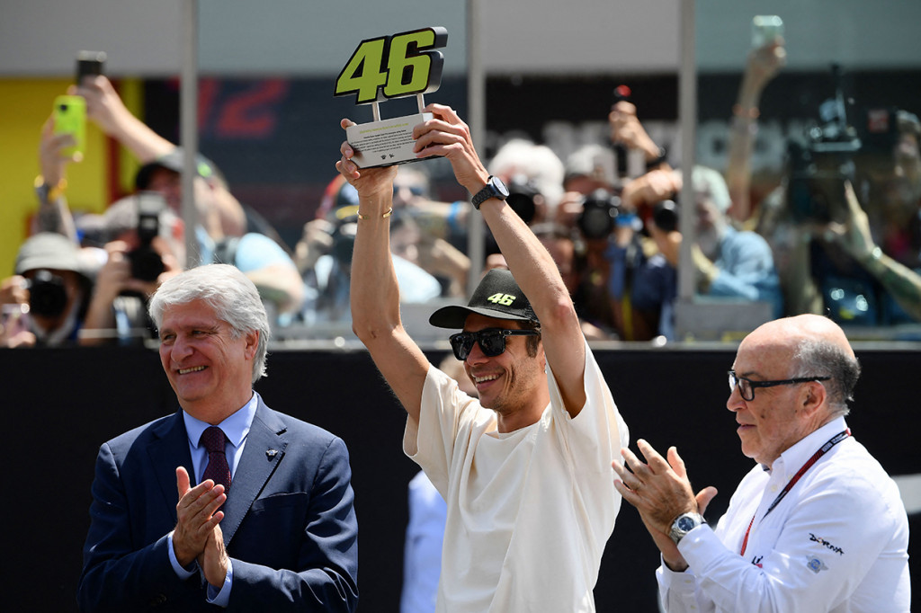 Momen Haru Saat Rossi Resmi Pensiun dari MotoGP