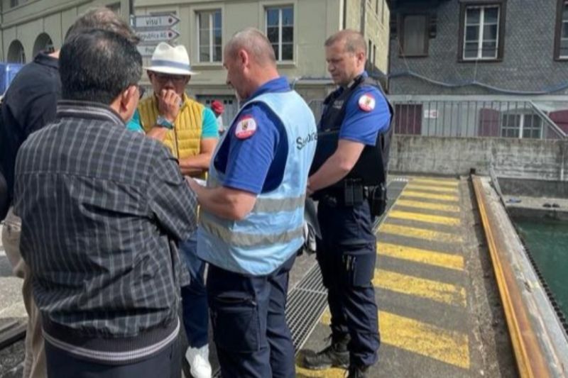 Gubernur Jawa Barat M Ridwan Kamil mendengarkan penjelasan petugas mengenai upaya pencarian anak sulungnya Emmeril Kahn Mumtadz di Kota Bern, Swiss, Sabtu (28/5/2022). (Humas Kementerian Luar Negeri-KBRI Bern)