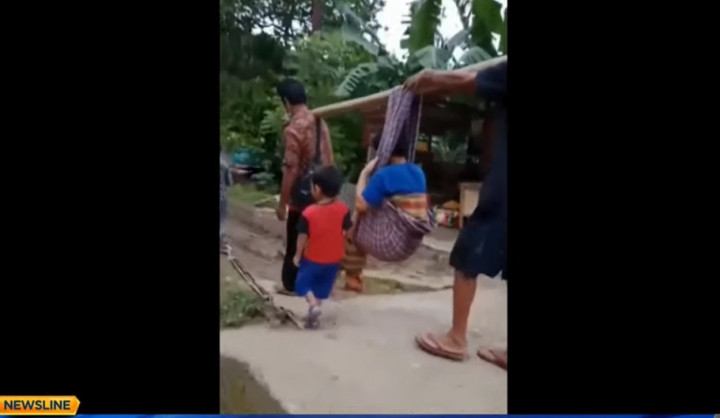 Ibu Baru Melahirkan Harus Ditandu 4 Km karena Akses Terputus
