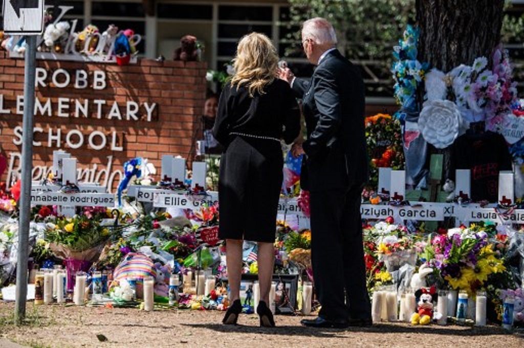Presiden AS Joe Biden bersama istrinya, Jill Biden, saat mengunjungi sekolah dasar Robb Elementary School di Uvalde, Texas, 29 Mei 2022. (CHANDAN KHANNA / AFP)