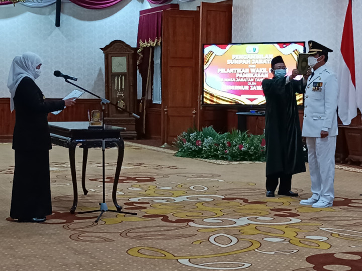 Khofifah Resmi Lantik Wabup Pamekasan Madura