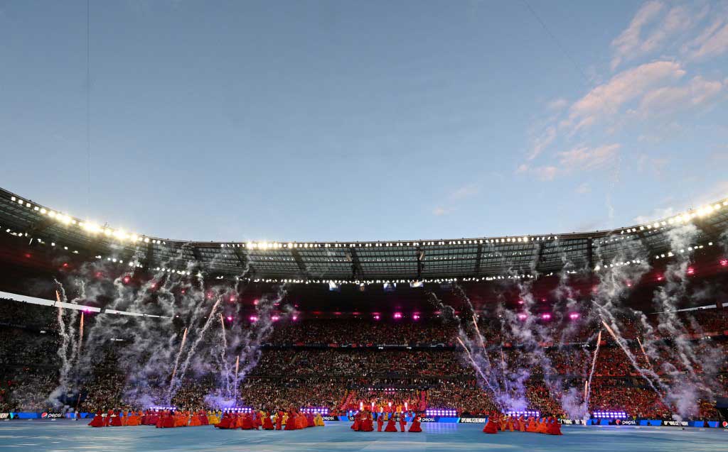 Camila Cabelo pada Final Liga Champions 2022 (Foto: AFP)