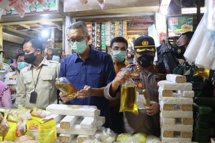 Pedagang di Pasar Jagasatru Cirebon Masih Jual Minyak Goreng Curah Melebihi HET