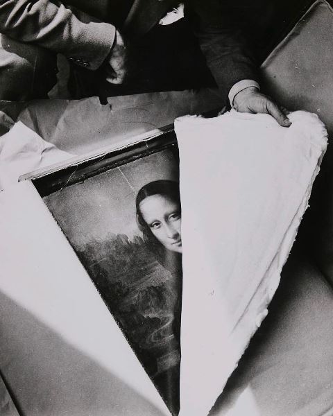 Lukisan Mona Lisa mendapatkan lemparan kue dari seorang pri. Kini pria itu telah diamankan. (Foto: Dok. Instagram Musee du Louvre/@museelouvre)