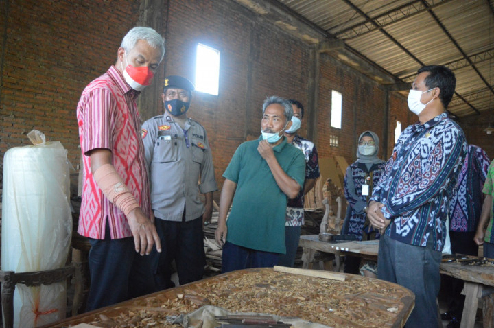 Gunakan PLTS, Perajin Ukir Relief Hemat Tagihan Listrik Hingga 60%