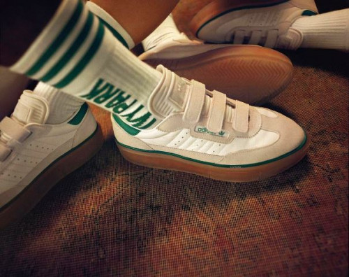 Beyonces Ivy Park dan Adidas Luncurkan Sepatu yang Sempurna untuk Musim  Panas