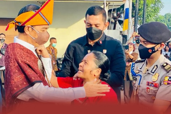 Momen Jokowi Sapa Warga Ende Sebelum Beraktivitas