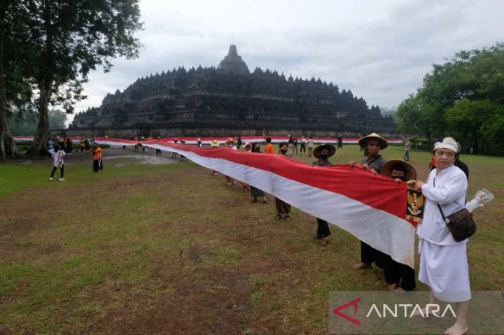 Merah Putih 1.000 Meter Mengelilingi Candi Borobudur di Harlah Pancasila