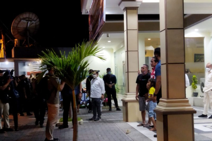 Warga Ende Menanti Presiden Jokowi di Depan Hotel hingga Malam