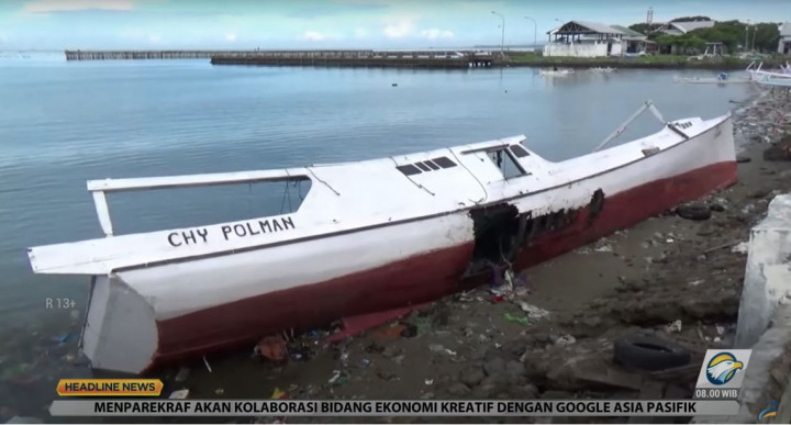 Dihantam Gelombang Tinggi, Nelayan di Polewali Mandar Pilih Perbaiki Perahu