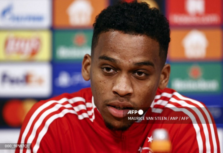 Bek Ajax Tepis Rumor ke Manchester United