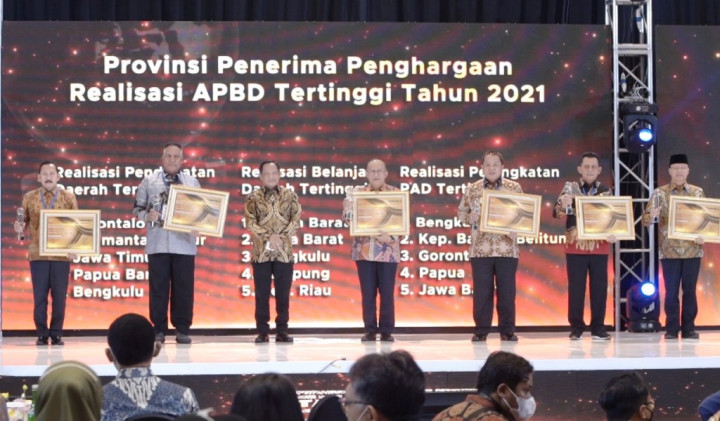 Pemprov Kepri Terima Penghargaan Pemda dengan Realisasi Belanja APBD Tertinggi 2021