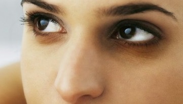 5 Penyebab & Cara Menghilangkan Mata Panda Secara Alami