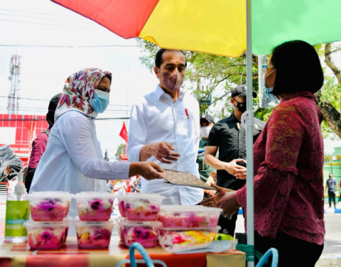 Akhiri Kunker di NTT, Jokowi Bagikan Bansos ke Pedagang Pasar