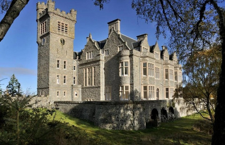 Populer Properti, Kastil Berhantu di Skotlandia Dijual hingga Kamar Mandi Estetik