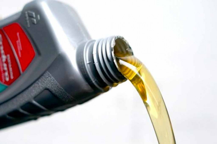 Pahami Beda Oli Sintetis dan Mineral agar Tak Salah Pakai