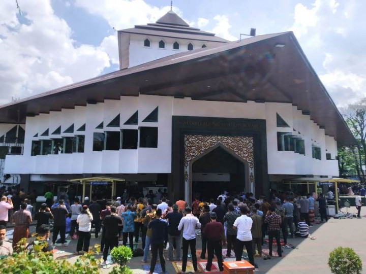 Warga Bandung Gelar Salat Gaib untuk Eril