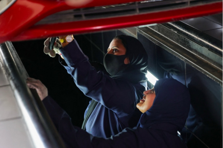 Tak Hanya di Balik Setir, Perempuan Arab Saudi Kini Merambah jadi Montir