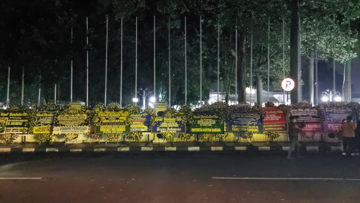 Karangan Bunga Membanjiri Rumah Dinas Gubernur Jabar Ridwan Kamil