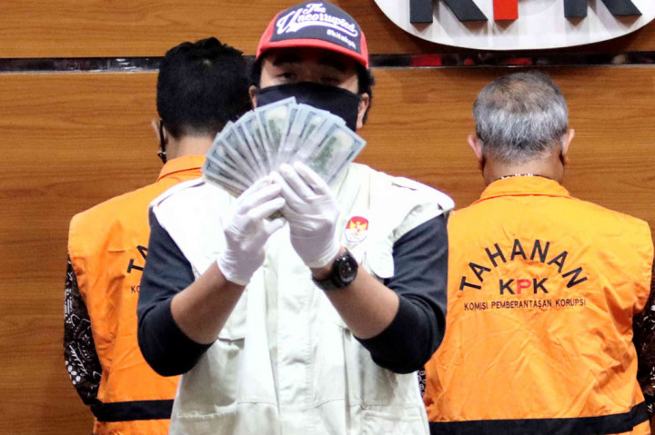 Ini Barang Bukti Uang Dolar dari OTT Haryadi Suyuti