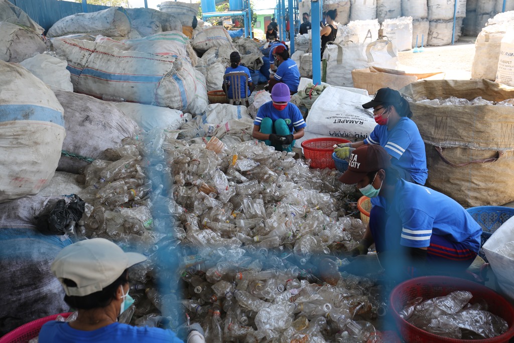 Pemilahan Sampah Plastik. (Foto: Danone Indonesia)