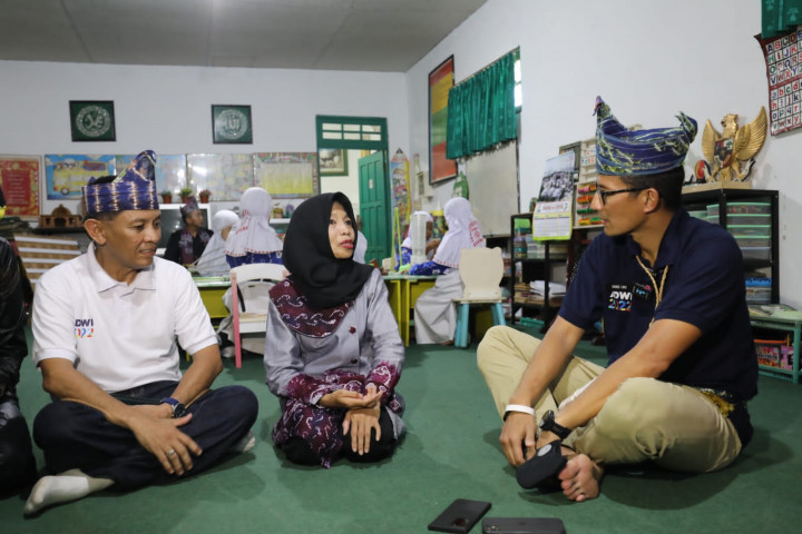 Menparekraf Sandiaga Bantu Guru TK di Desa Wisata Kubah Basirih Berangkat Umrah