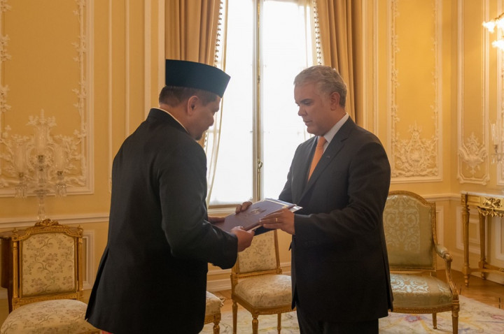 Dubes Tatang Budie Serahkan Surat Kepercayaan kepada Presiden Kolombia