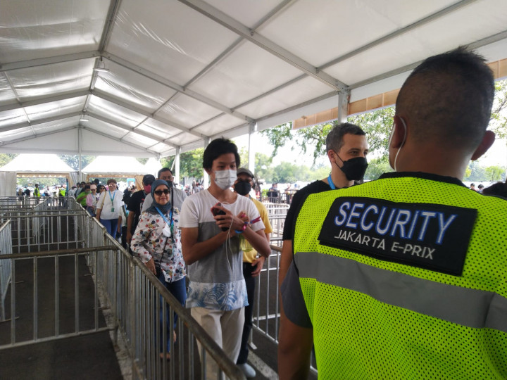 Pengunjung Makin Mengular Menuju Area Formula E Jakarta
