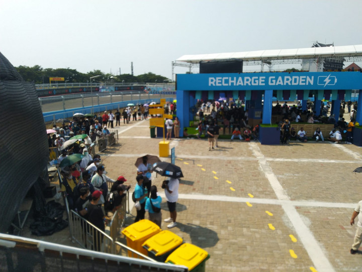 Pengunjung Rela Kepanasan Demi Sesi Pit Walk Formula E Jakarta