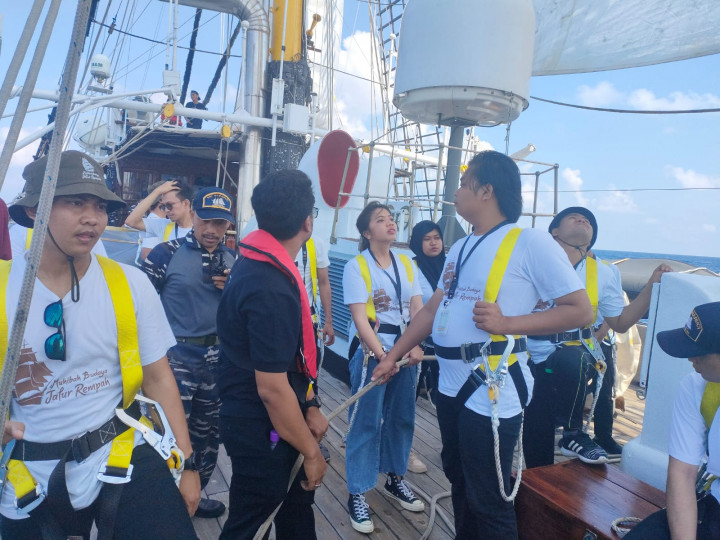 Muhibah Jalur Rempah, Peserta Diajarkan Cara Bertahan di Laut