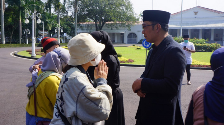 Ridwan Kamil Temui Petakziah di Depan Gedung Pakuan