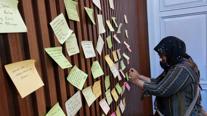 Warga Kembali Bertakziah ke Rumah Dinas Ridwan Kamil