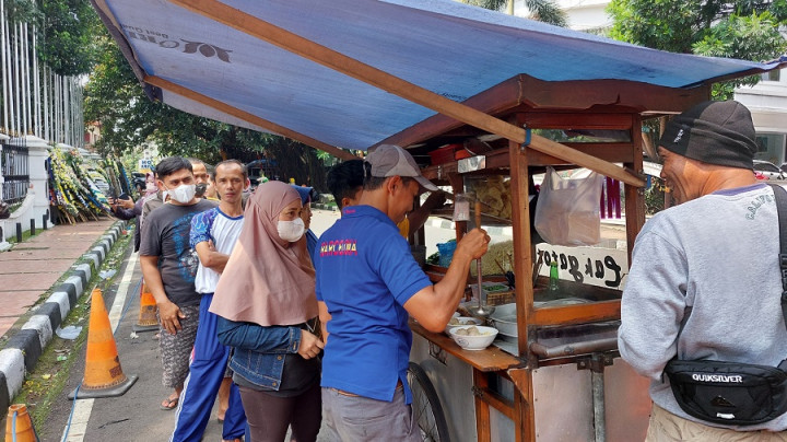 Ridwan Kamil Borong 2 Gerobak Bakso untuk Petakziah Anaknya