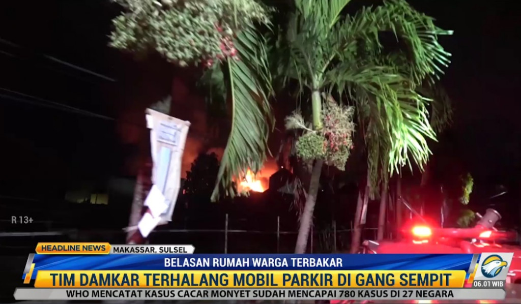 Sulitnya akses jalan ditambah mobil yang parkir di dalam gang membuat tim damkar kesulitan menuju titik kebakaran. Metro TV