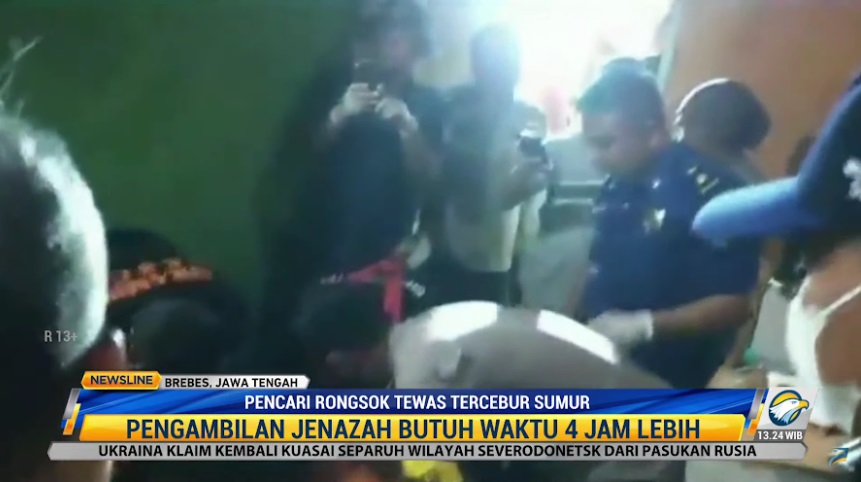Evakuasi jenazah dari dalam sumur memakan waktu lebih dari 4 jam karena peralatan yang kurang memadai. Metro TV