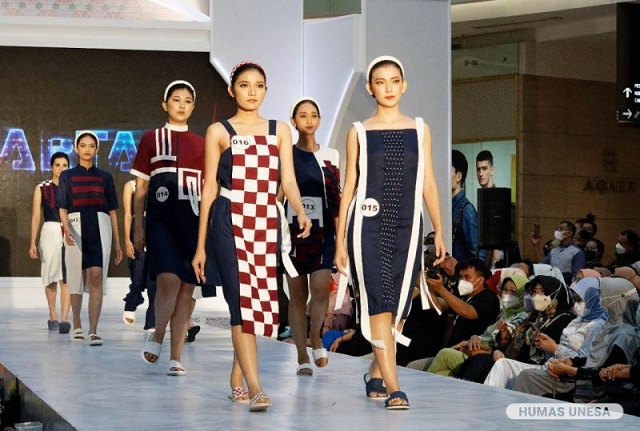 Unik, Mahasiswa Unesa Hadirkan 'Surabaya' di Busana