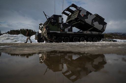 Sistem roket multiple-launch M270. Foto: AFP