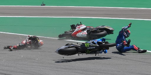 Momen tabrakan Alex Rins (kanan) dengan Takaaki Nakagami di MotoGP Catalunya. (LLUIS GENE / AFP)