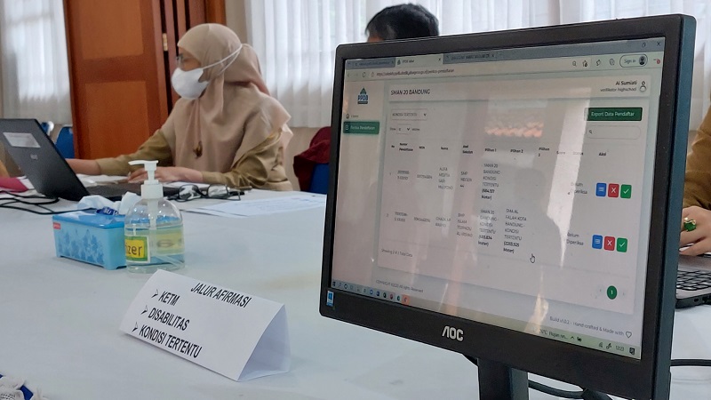 Petugas PPDB di SMAN 20 Bandung, Jawa Barat