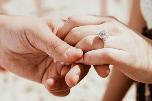 Ini cara mengukur cincin pasangan untuk surprisin dia. (Foto: Ilustrasi/Unsplash.com)