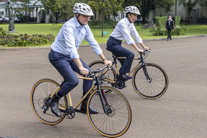 President Jokowi, PM Albanese Promote Eco-Friendliness by Riding Bikes