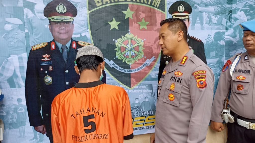 Polisi tengah berbincang dengan GR, tersangka yang tega membunuh ayah kandung gara-gara beras.  Attachments area