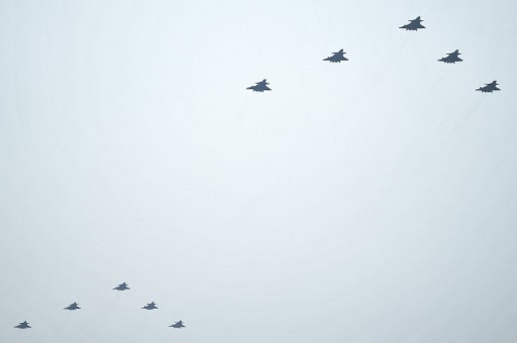 Pesawat jet tempur Tiongkok terbang di langit Beijing, 1 Juli 2021. (WANG ZHAO / AFP)